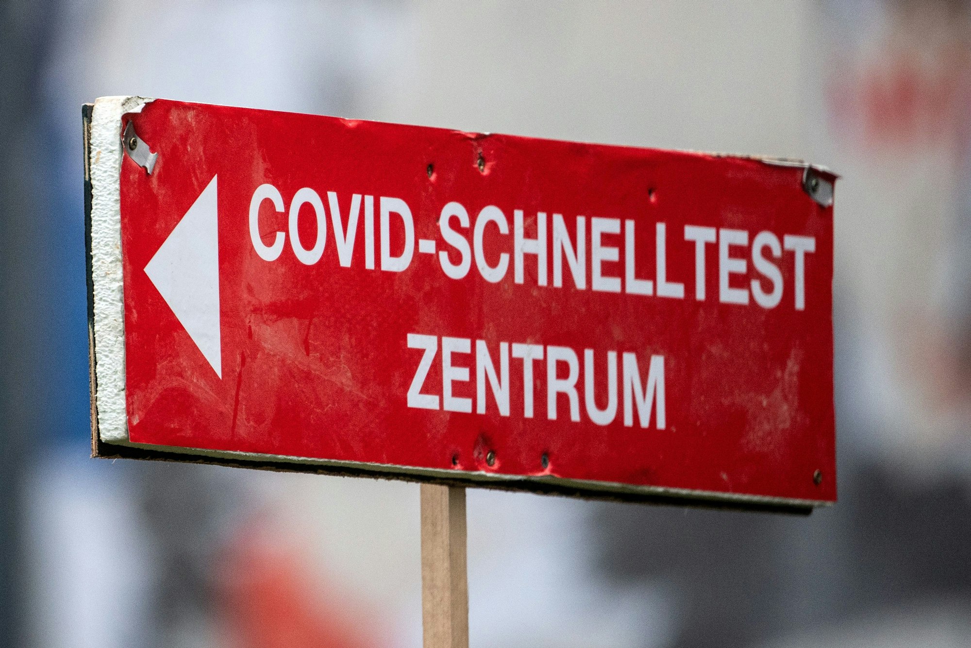 Ein Schild weist den Weg zu einem Corona-Schnelltestzentrum in Köln. Foto vom 27. Januar 2022.