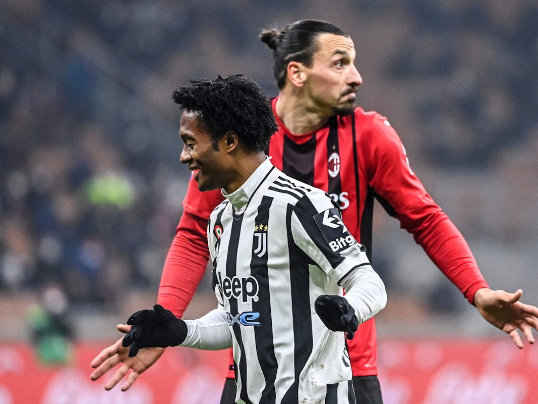 Juan Cuadrado (Juventus) gegen Milan-Angreifer Zlatan Ibrahimović.