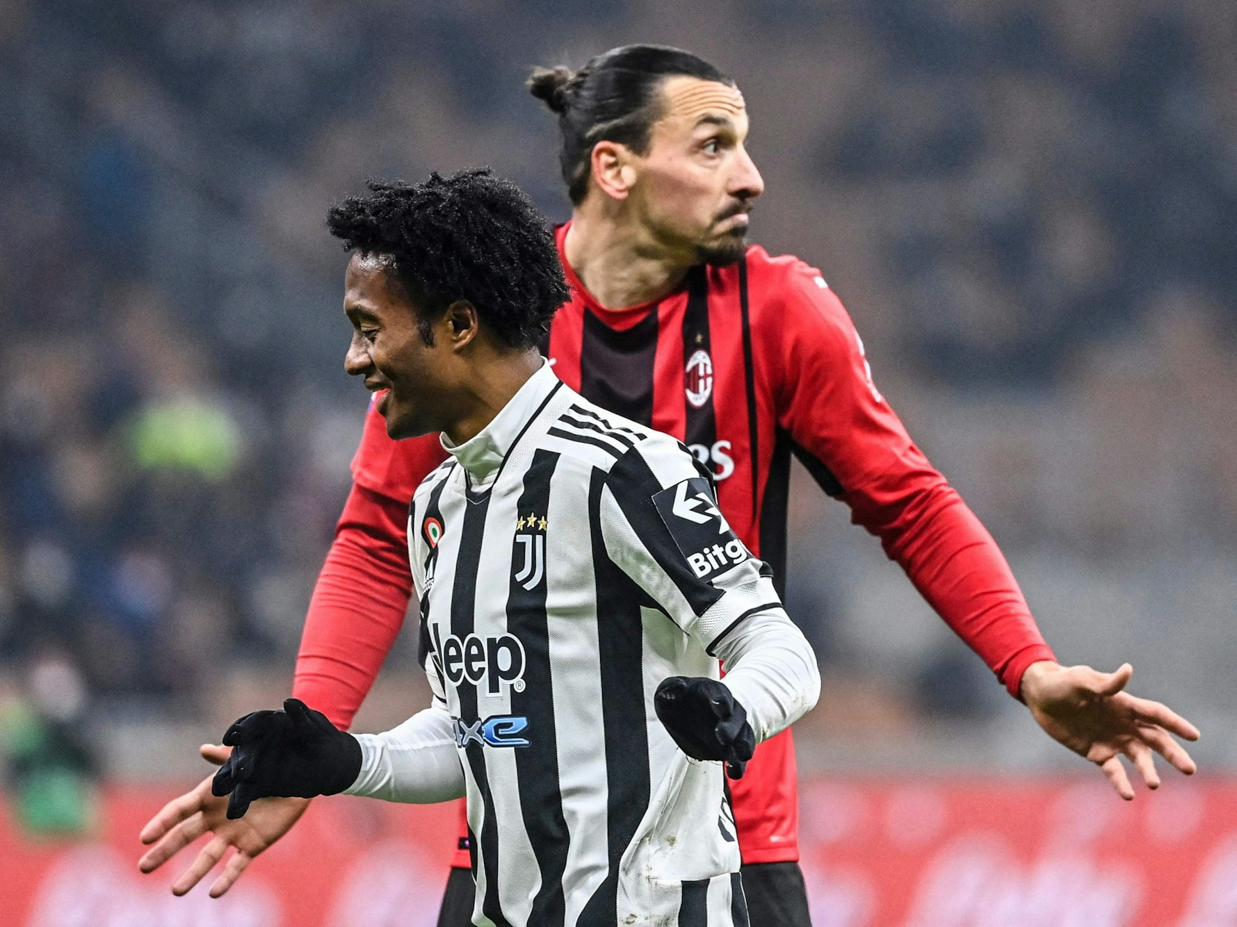 Juan Cuadrado (Juventus) gegen Milan-Angreifer Zlatan Ibrahimović.
