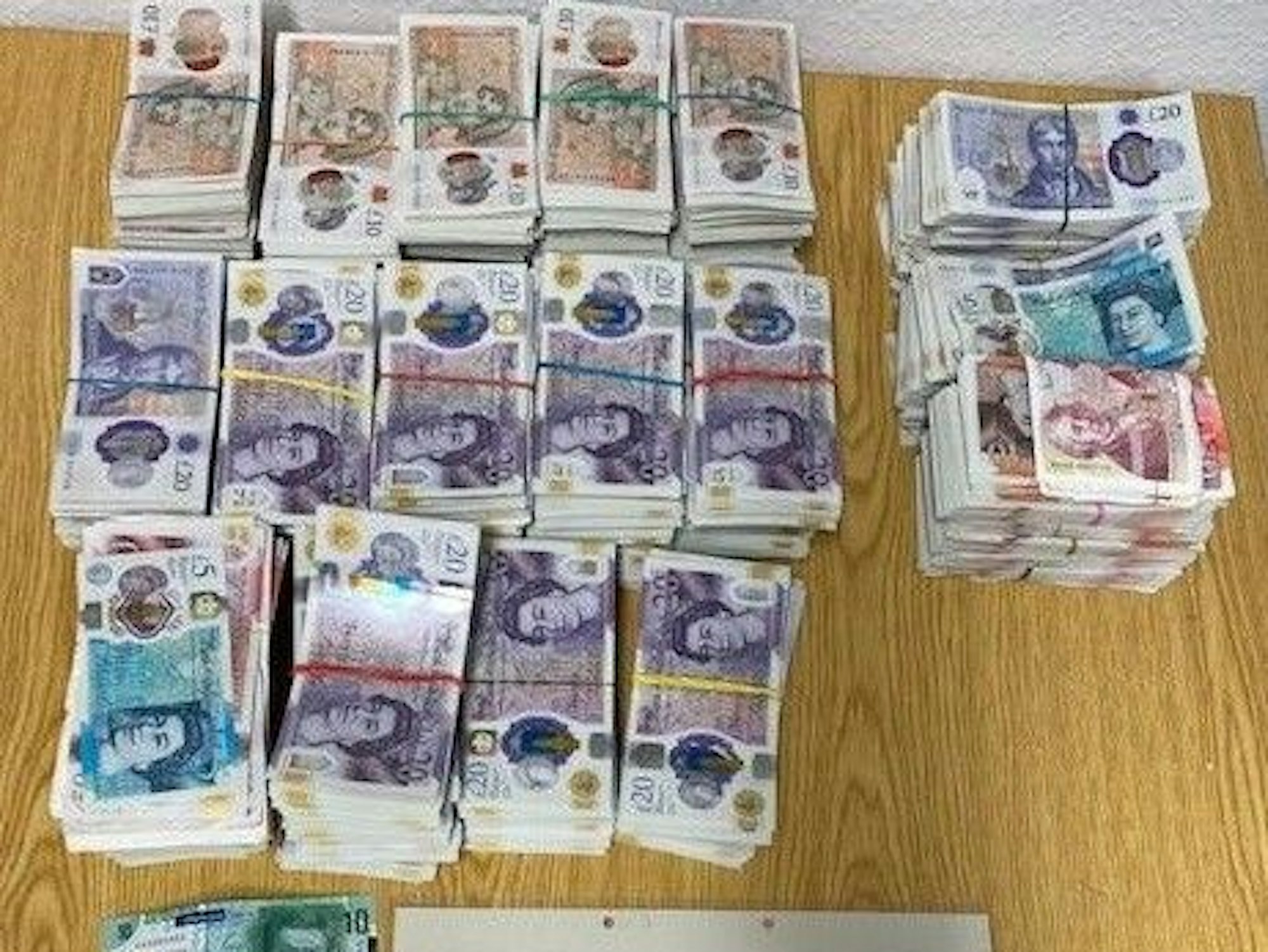 Bundespolizei findet britische Pfund bei Kontrolle an A40