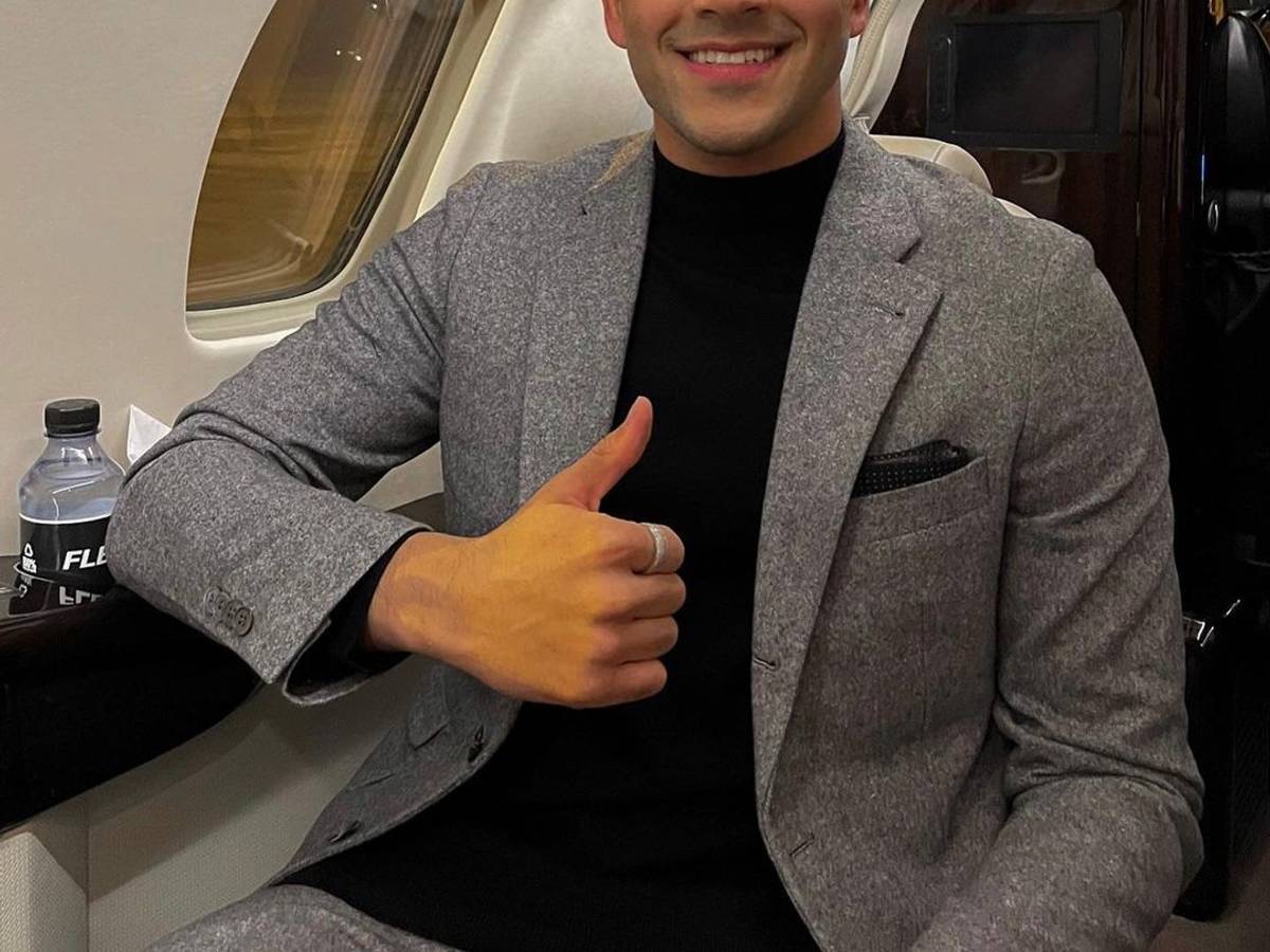 Nadiem Amiri sitzt im Flugzeug auf dem Weg zum neuen Verein.