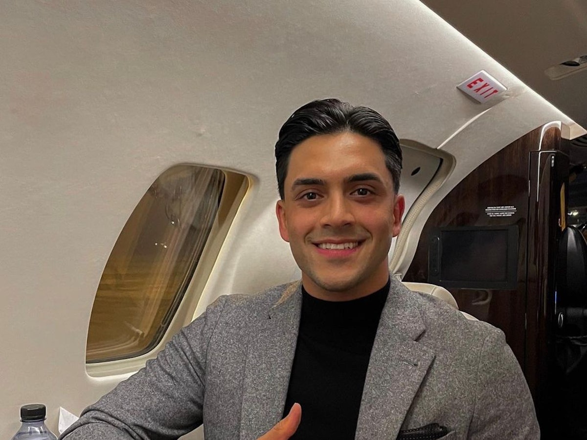 Nadiem Amiri sitzt im Flugzeug auf dem Weg zum neuen Verein.