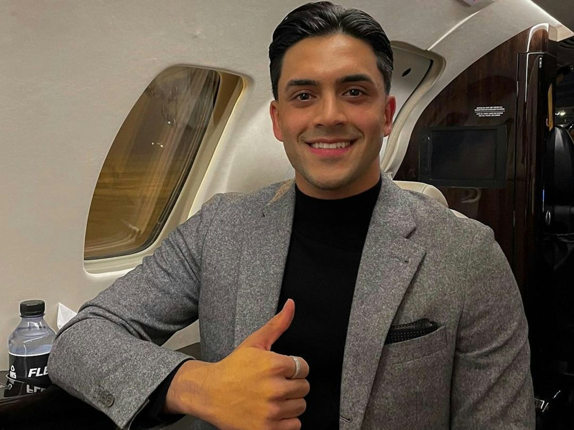 Nadiem Amiri sitzt im Flugzeug auf dem Weg zum neuen Verein.