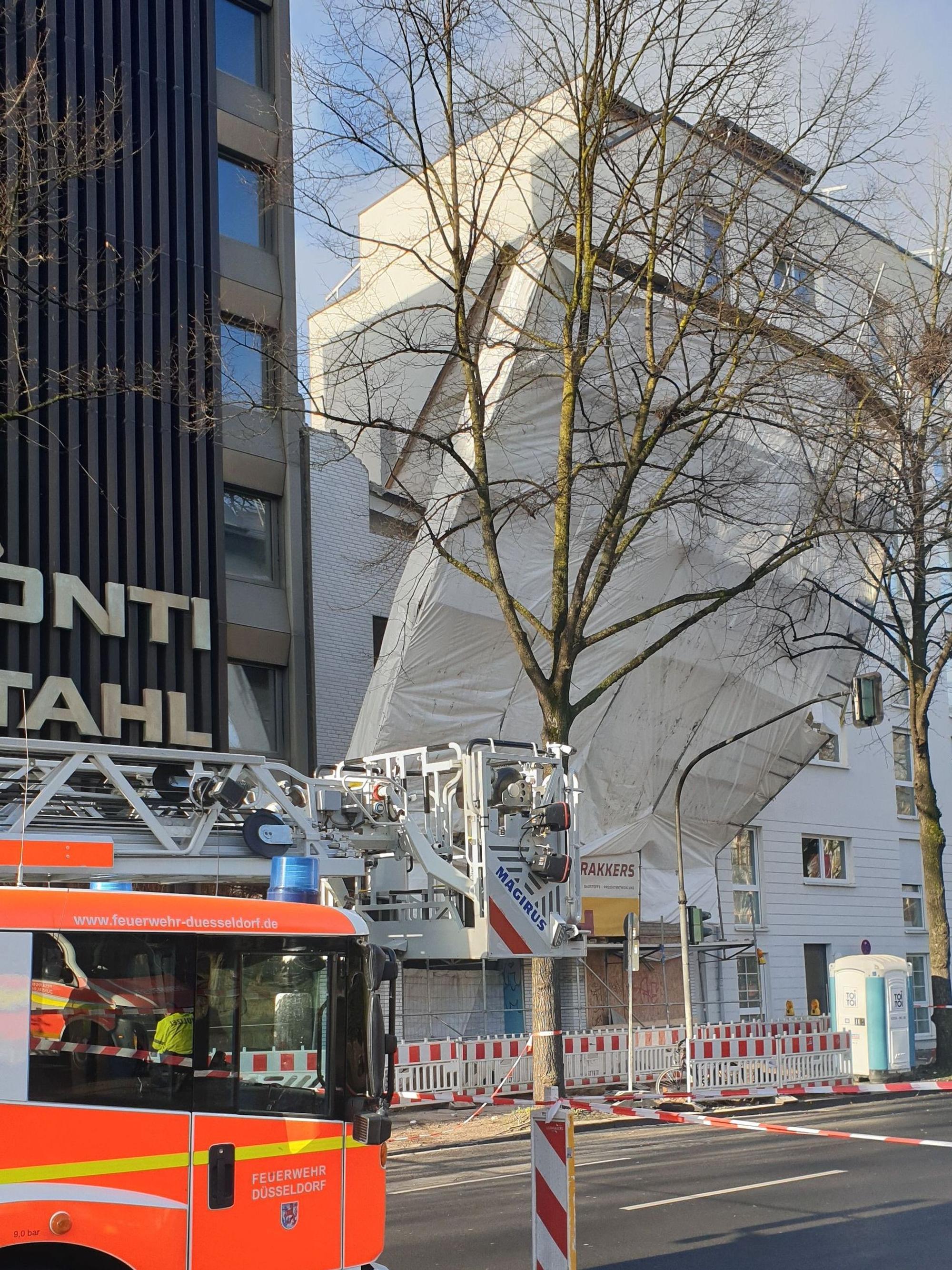 In der Roßstraße in Düsseldorf-Derendorf hat sich ein Baugerüst teilweise von einem Gebäude gelöst.
