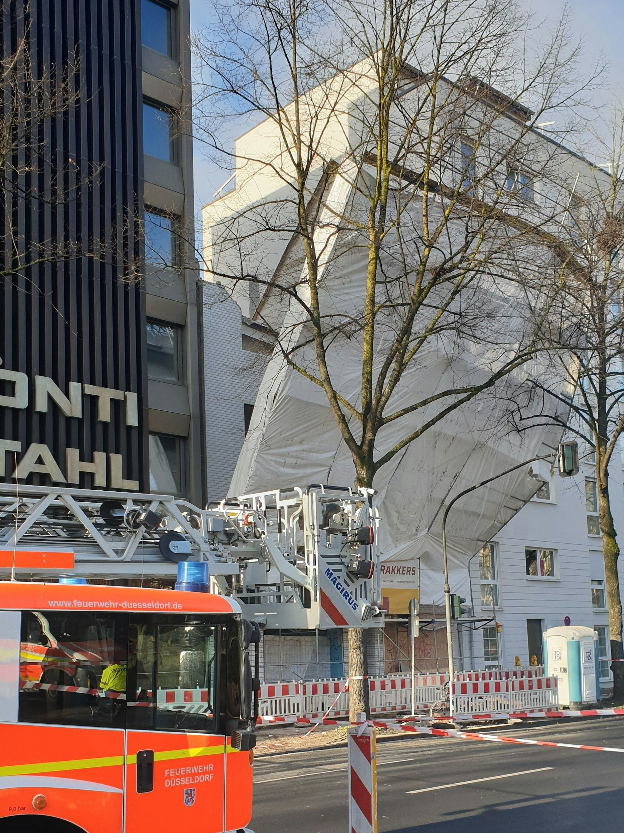 In der Roßstraße in Düsseldorf-Derendorf hat sich ein Baugerüst teilweise von einem Gebäude gelöst.