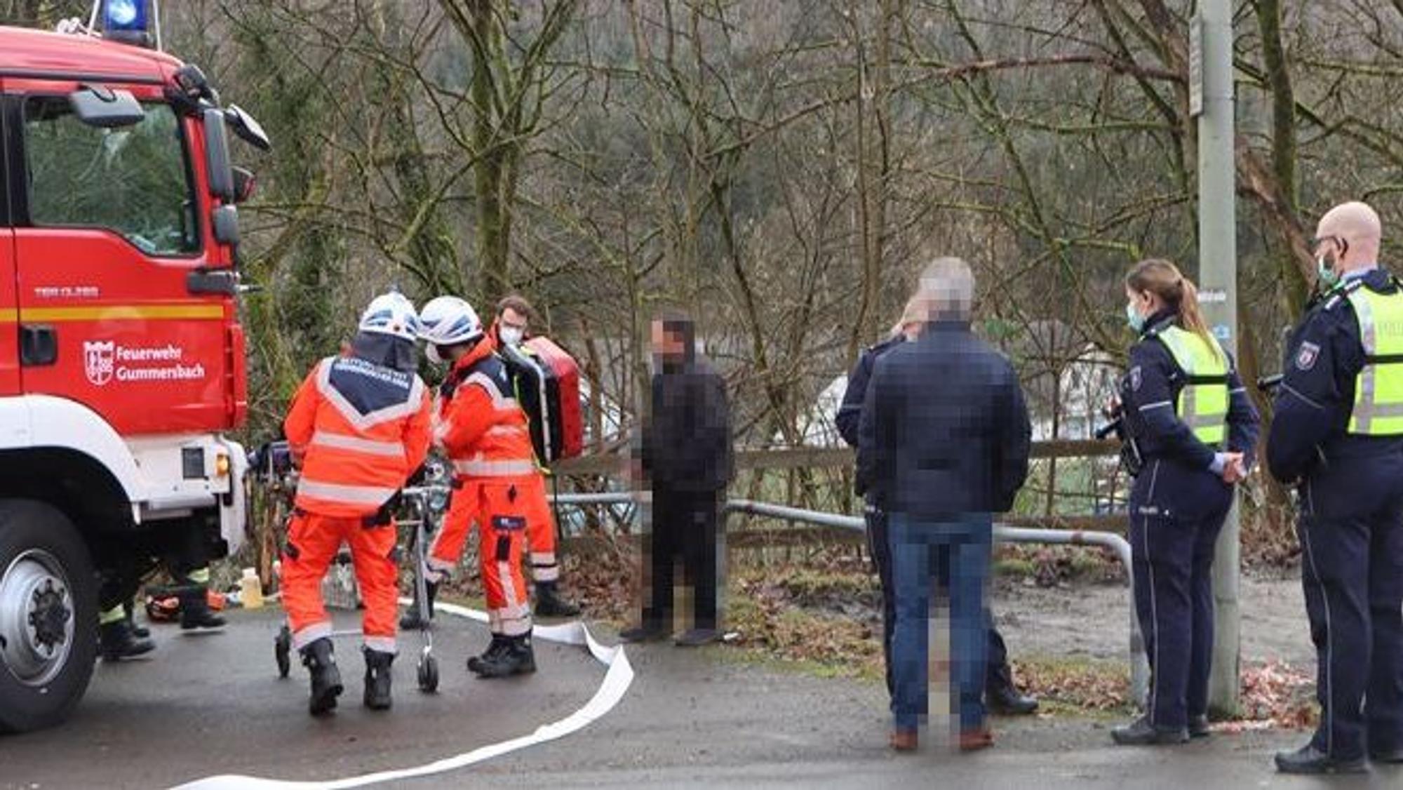Kräfte von Feuerwehr, Rettungsdienst und Polizei stehen auf der Straße.