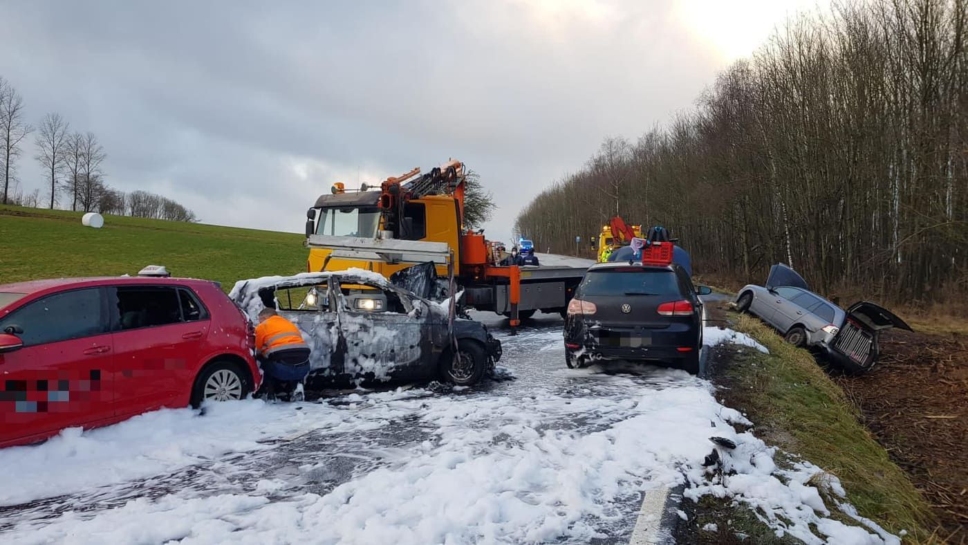 Unfall auf der Bundesstraße 8 am 28. Januar 2022. Insgesamt neun Autos seien am Unfall beteiligt gewesen.