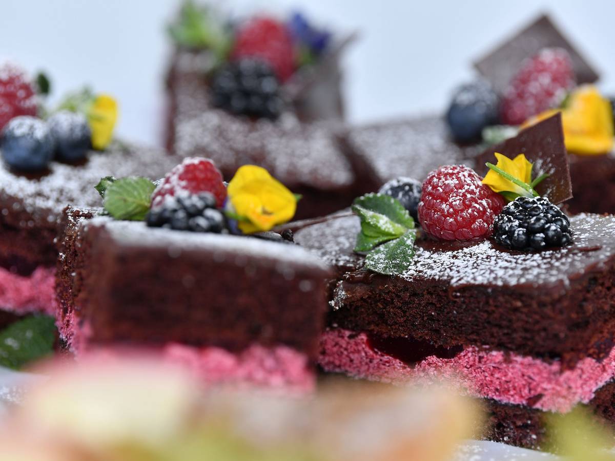 Kuchenstücke eines Schokokuchens mit einer Fruchtfüllung.