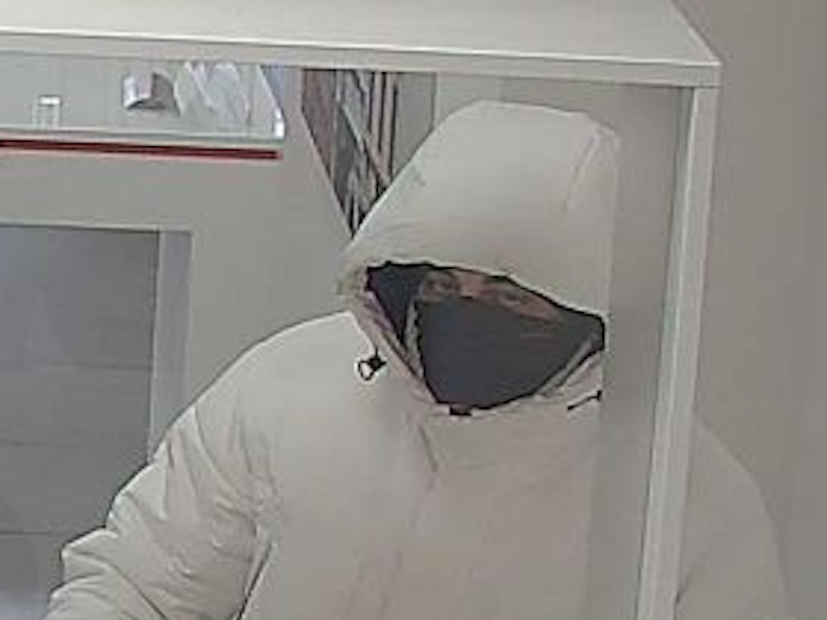 Mit gezogener Schusswaffe erbeutete ein Mann am Freitagmorgen (28. Januar 2022) mehrere tausend Euro aus einer Bank in Mönchengladbach.