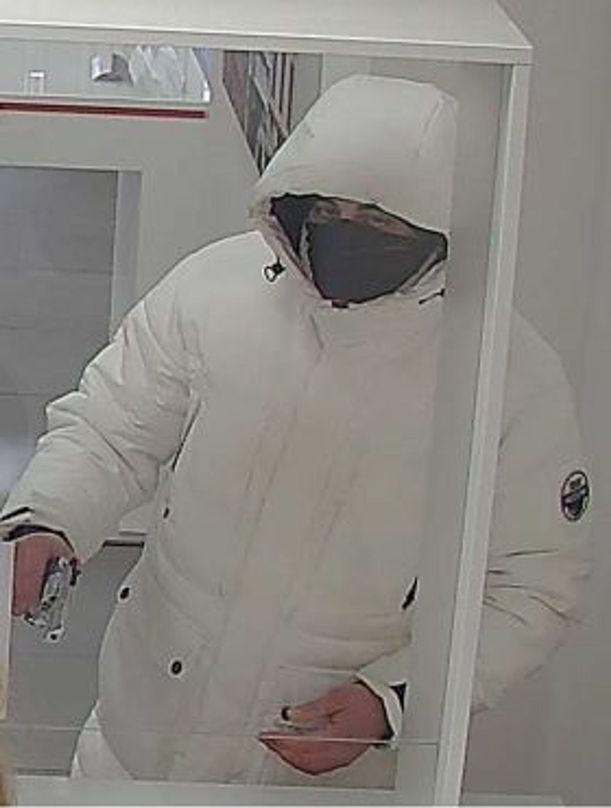 Mit gezogener Schusswaffe erbeutete ein Mann am Freitagmorgen (28. Januar 2022) mehrere tausend Euro aus einer Bank in Mönchengladbach.