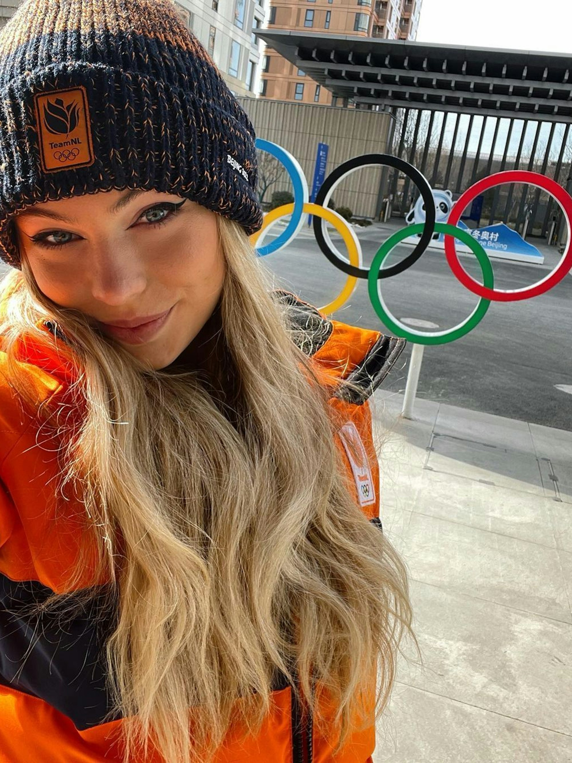 Eisschnelllauf-Star Jutta Leerdam ist in China angekommen. Die Niederländerin veröffentlichte dieses Selfie vor den Olympischen Ringen am Freitag (28. Januar 2022) auf ihrem Instagram-Kanal.
Foto am 28.01.2022 von Anton Kostudis von instagram.com/juttaleerdam zum Zweck der Berichterstattung heruntergeladen.