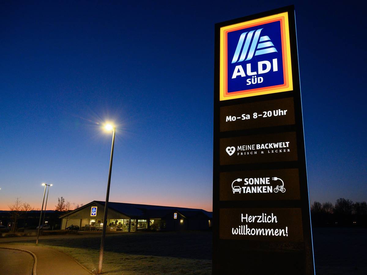 Ein Schild des Discounters Aldi Süd leuchtet vor einer Filiale, aufgenommen im Dezember 2019.