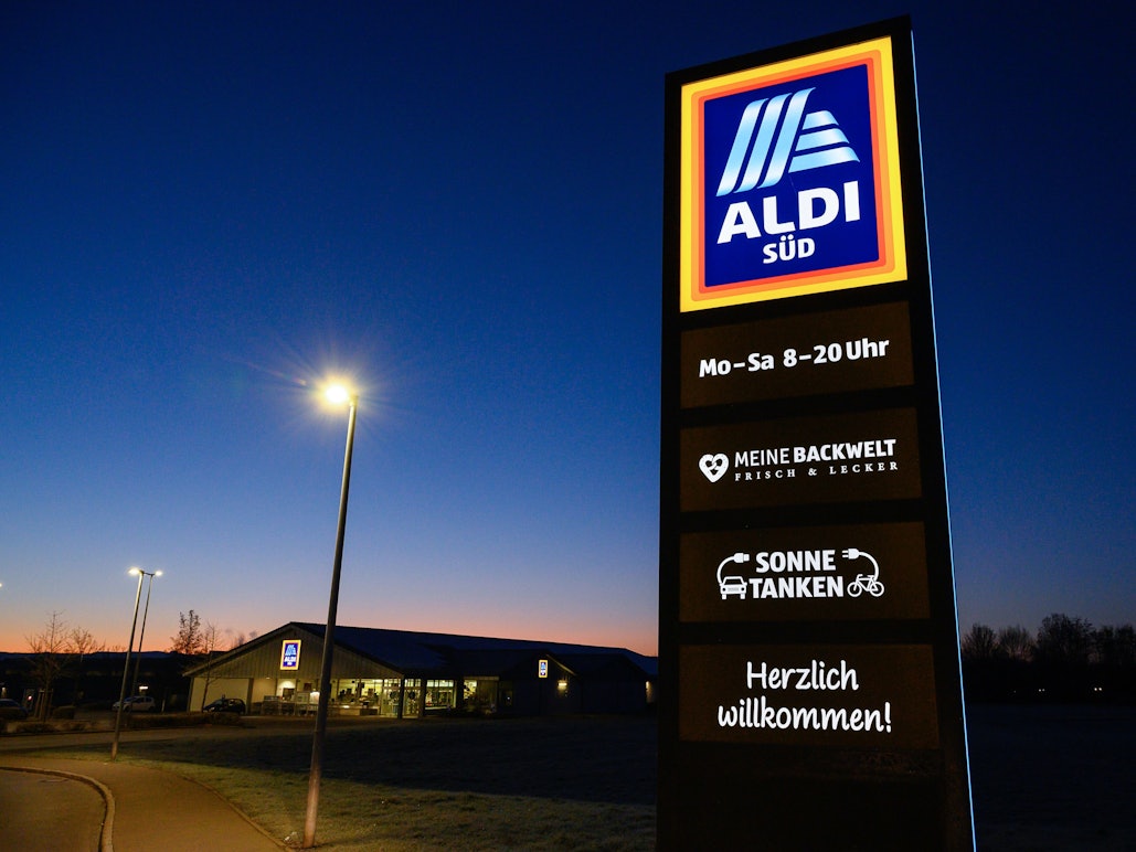 Ein Schild des Discounters Aldi Süd leuchtet vor einer Filiale, aufgenommen im Dezember 2019.