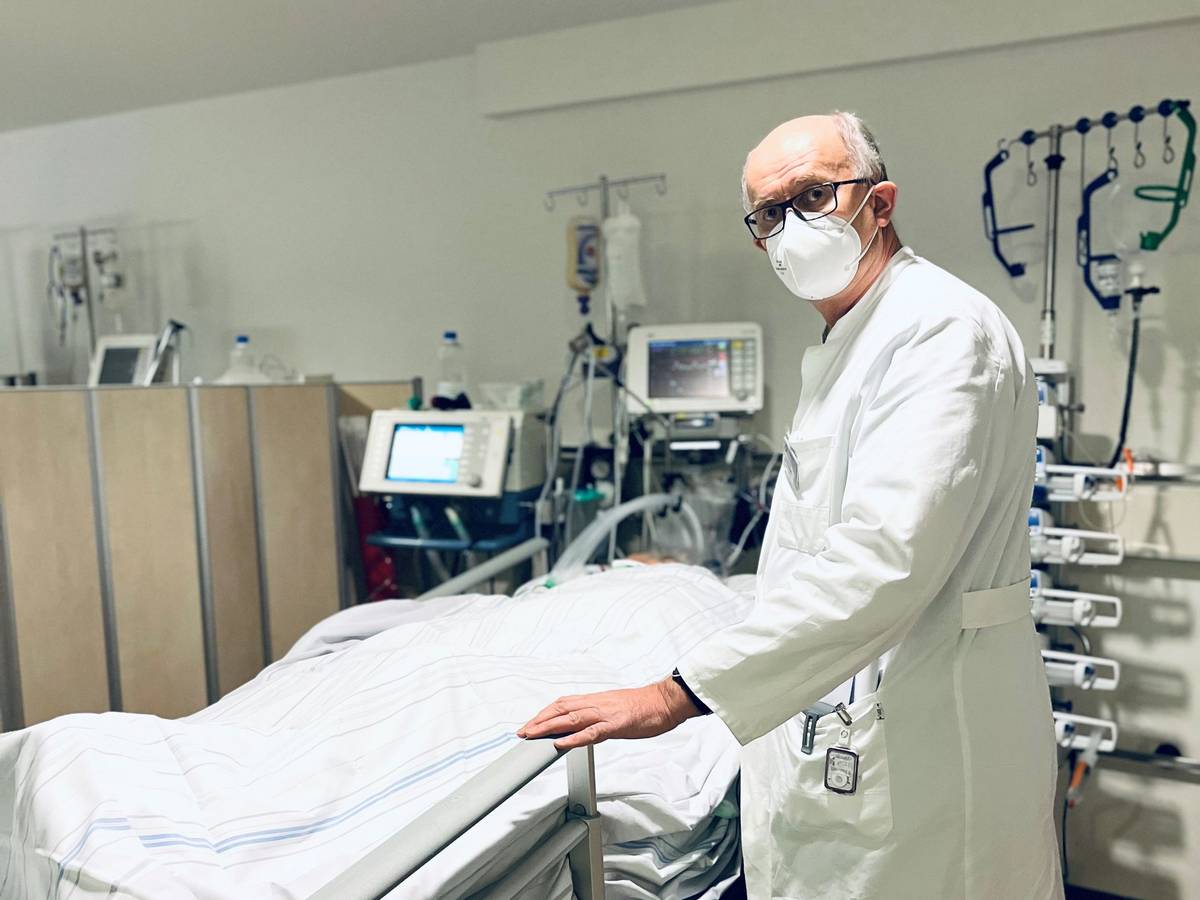 Dr. Gunther Quinkler steht am Krankenbett eines Patienten.