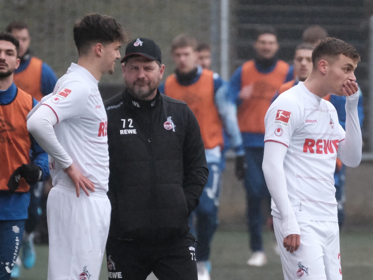 Innenverteidiger Rijad Smajic steht mit Steffen Baumgart an der Seitenlinie