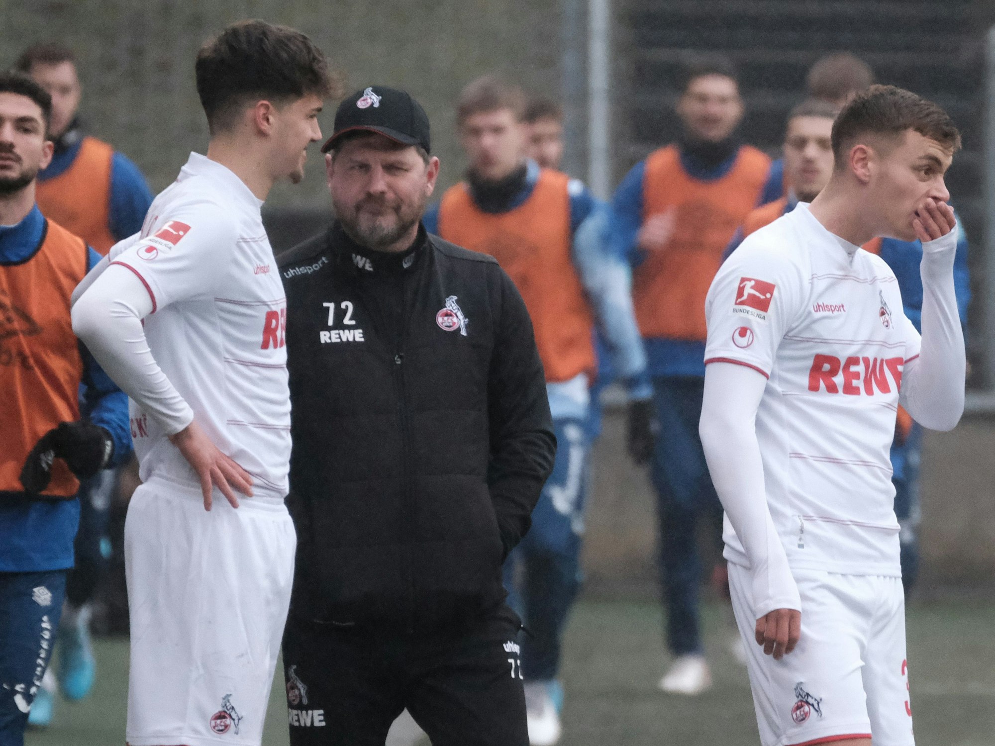 Innenverteidiger Rijad Smajic steht mit Steffen Baumgart an der Seitenlinie