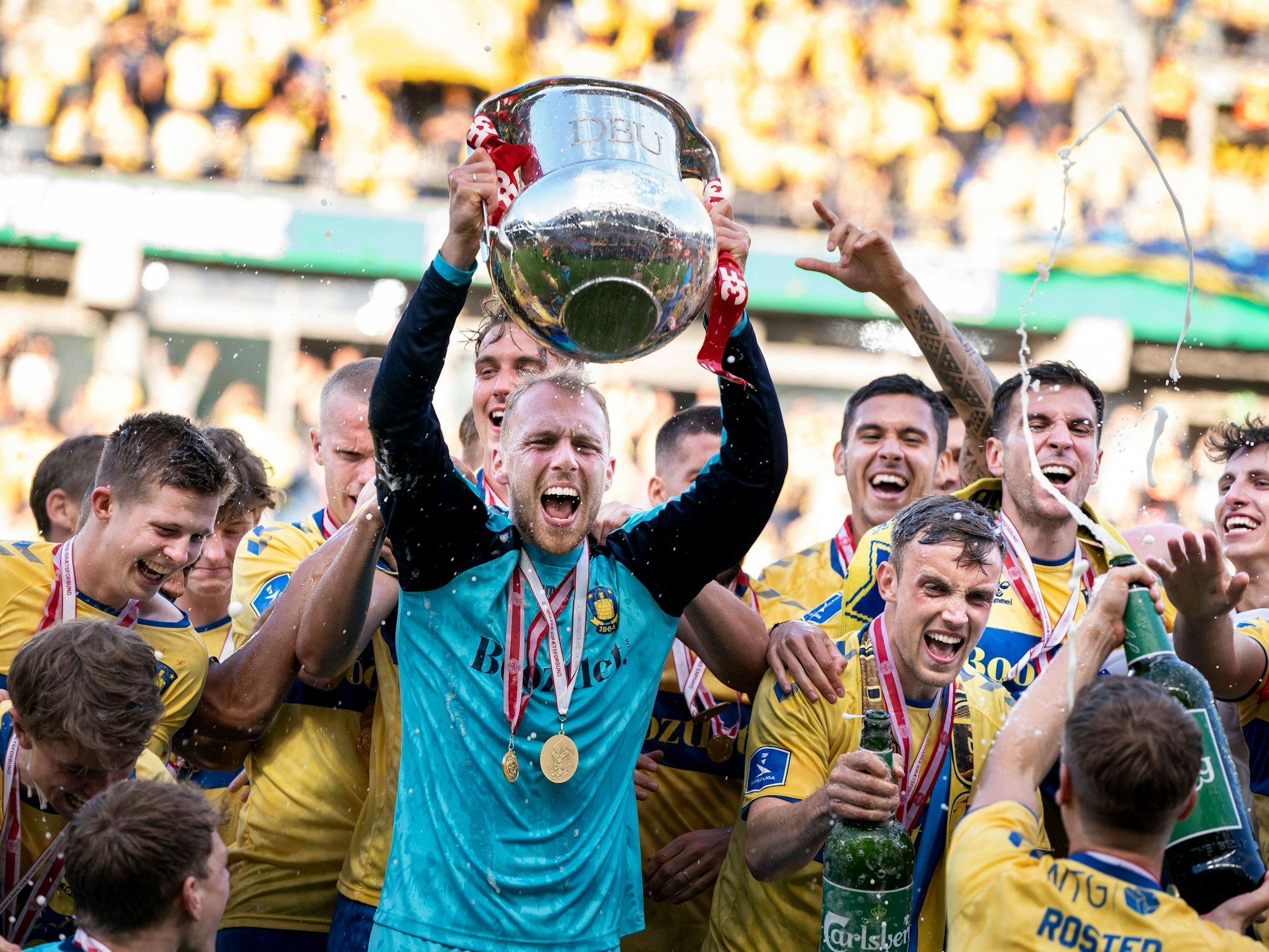 Marvin Schwäbe feiert die dänische Meisterschaft.