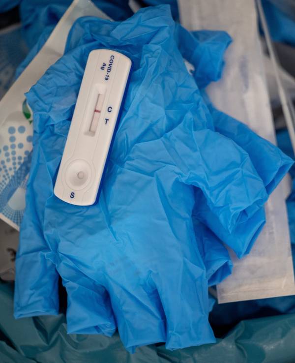 Ein negativer Covid-Schnelltest liegt auf diesem Symbolbild vom 27. Januar 2022 auf einem medizinischen Handschuh in einer Teststelle im Mülleimer. Nach falsch-positiven Ergebnissen hat die Firma Genrui Chargen ihrer Schnelltest zurückgerufen.