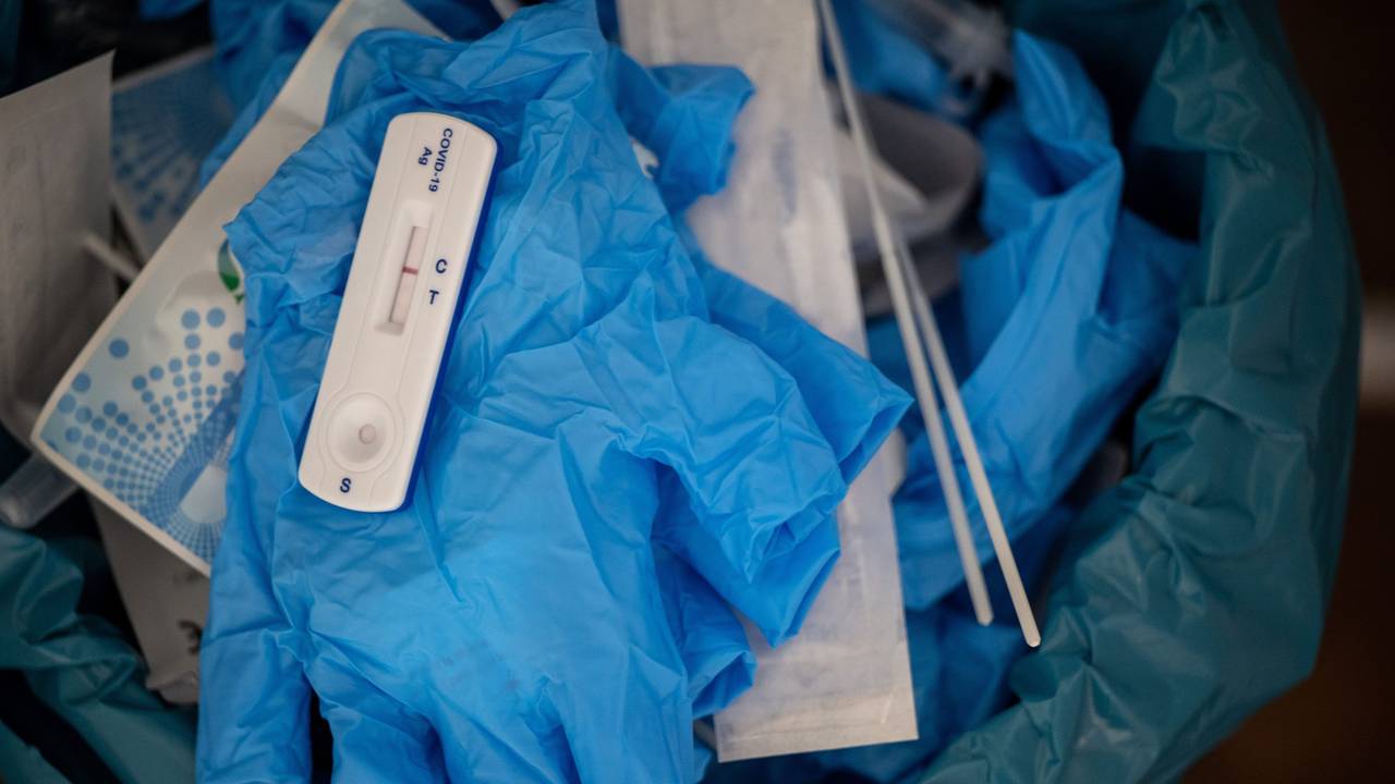 Ein negativer Covid-Schnelltest liegt auf diesem Symbolbild vom 27. Januar 2022 auf einem medizinischen Handschuh in einer Teststelle im Mülleimer. Nach falsch-positiven Ergebnissen hat die Firma Genrui Chargen ihrer Schnelltest zurückgerufen.