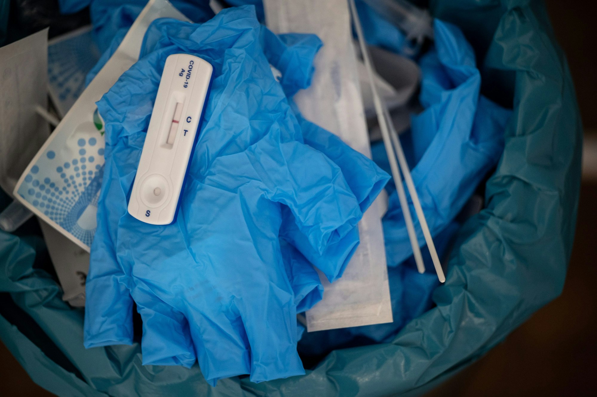 Ein negativer Covid-Schnelltest liegt auf einem medizinischen Handschuh in einer Teststelle.