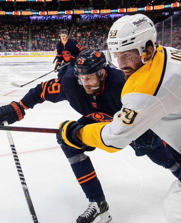 Leon Draisaitl (r.) führt einen harten Zweikampf in der NHL.