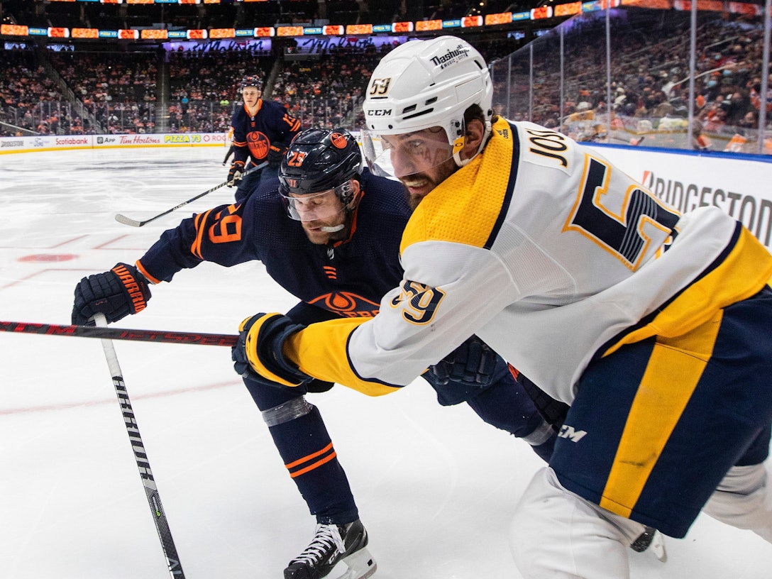 Leon Draisaitl (r.) führt einen harten Zweikampf in der NHL.