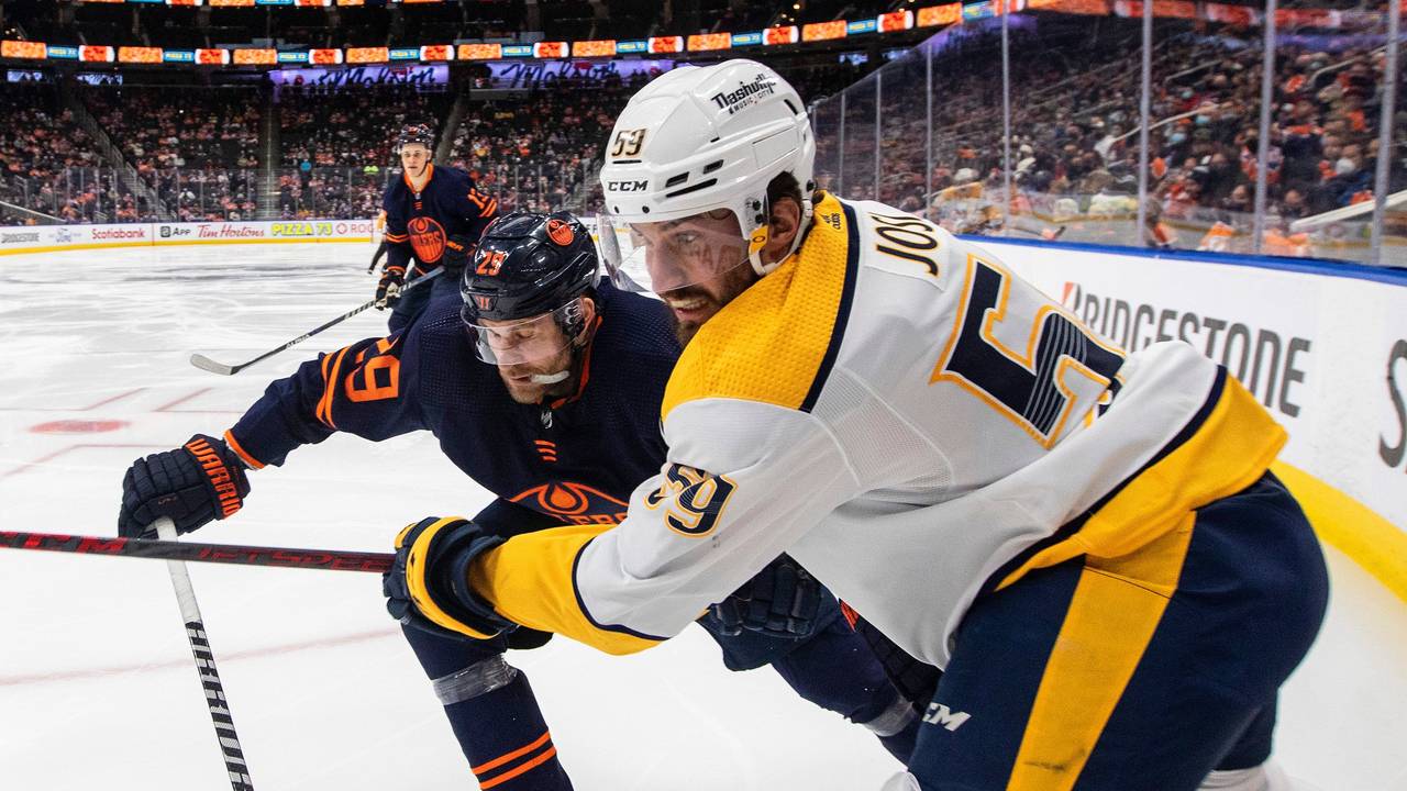 Leon Draisaitl (r.) führt einen harten Zweikampf in der NHL.
