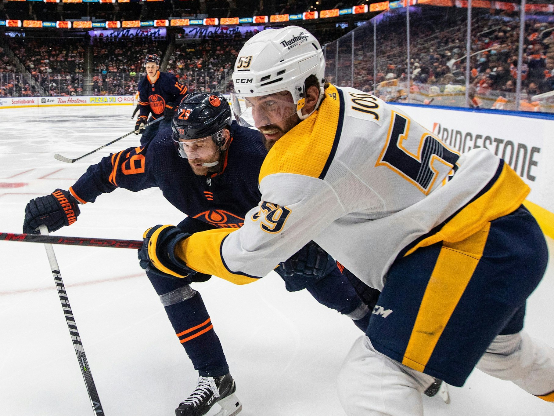 Leon Draisaitl (r.) führt einen harten Zweikampf in der NHL.