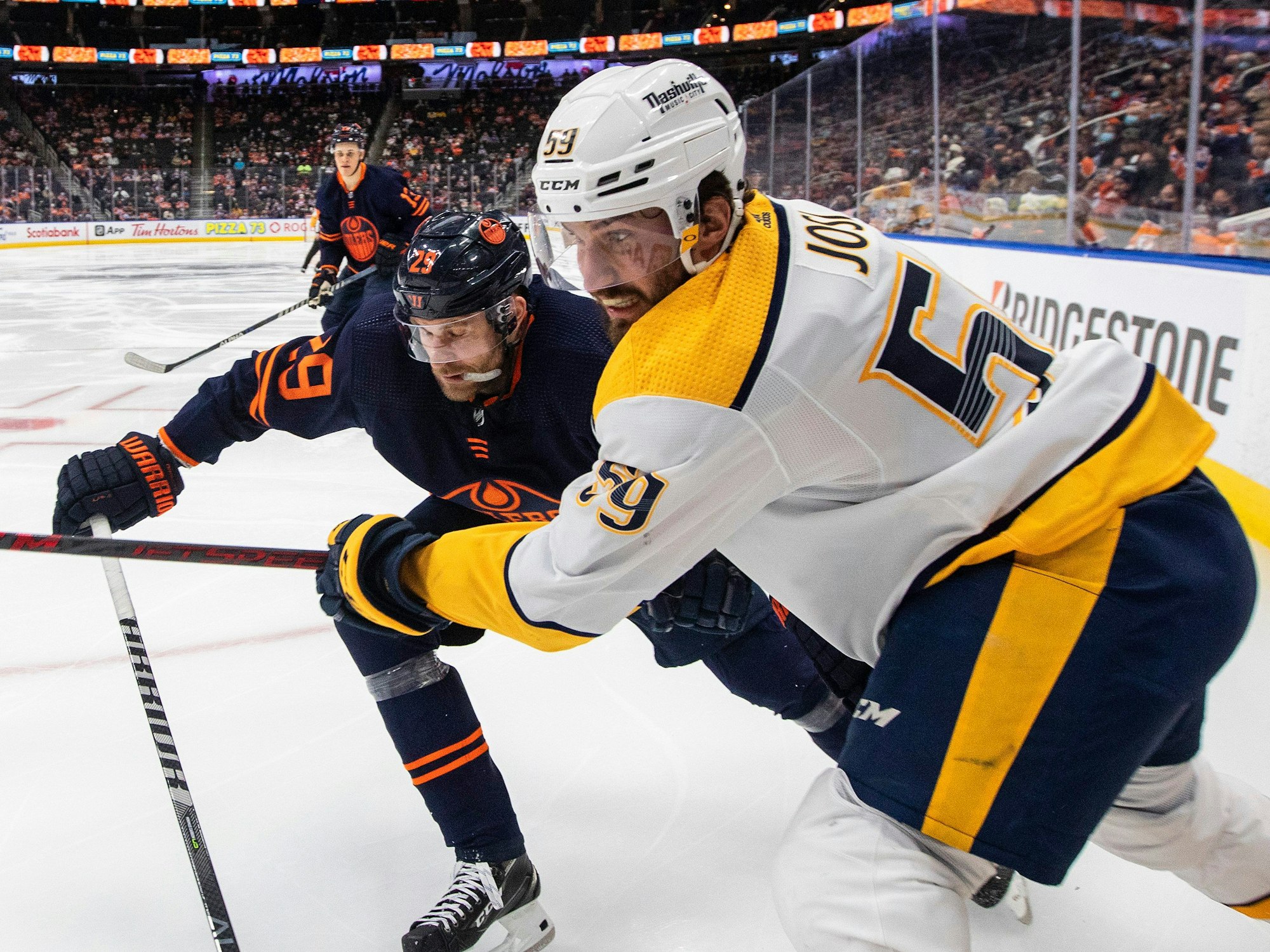 Leon Draisaitl (r.) führt einen harten Zweikampf in der NHL.