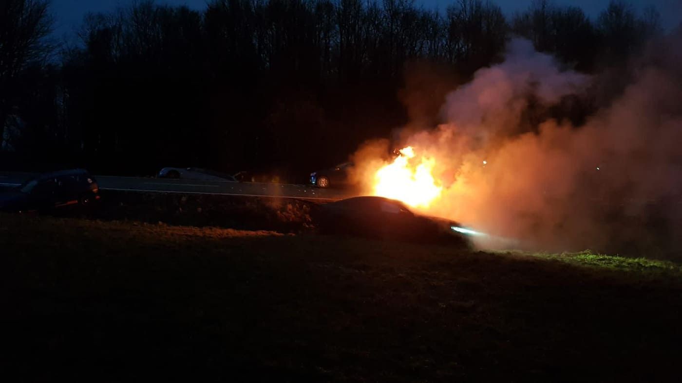Bei dem Unfall auf der Bundesstraße 9 am 28. Januar 2022 geriet ein Auto in Brand.