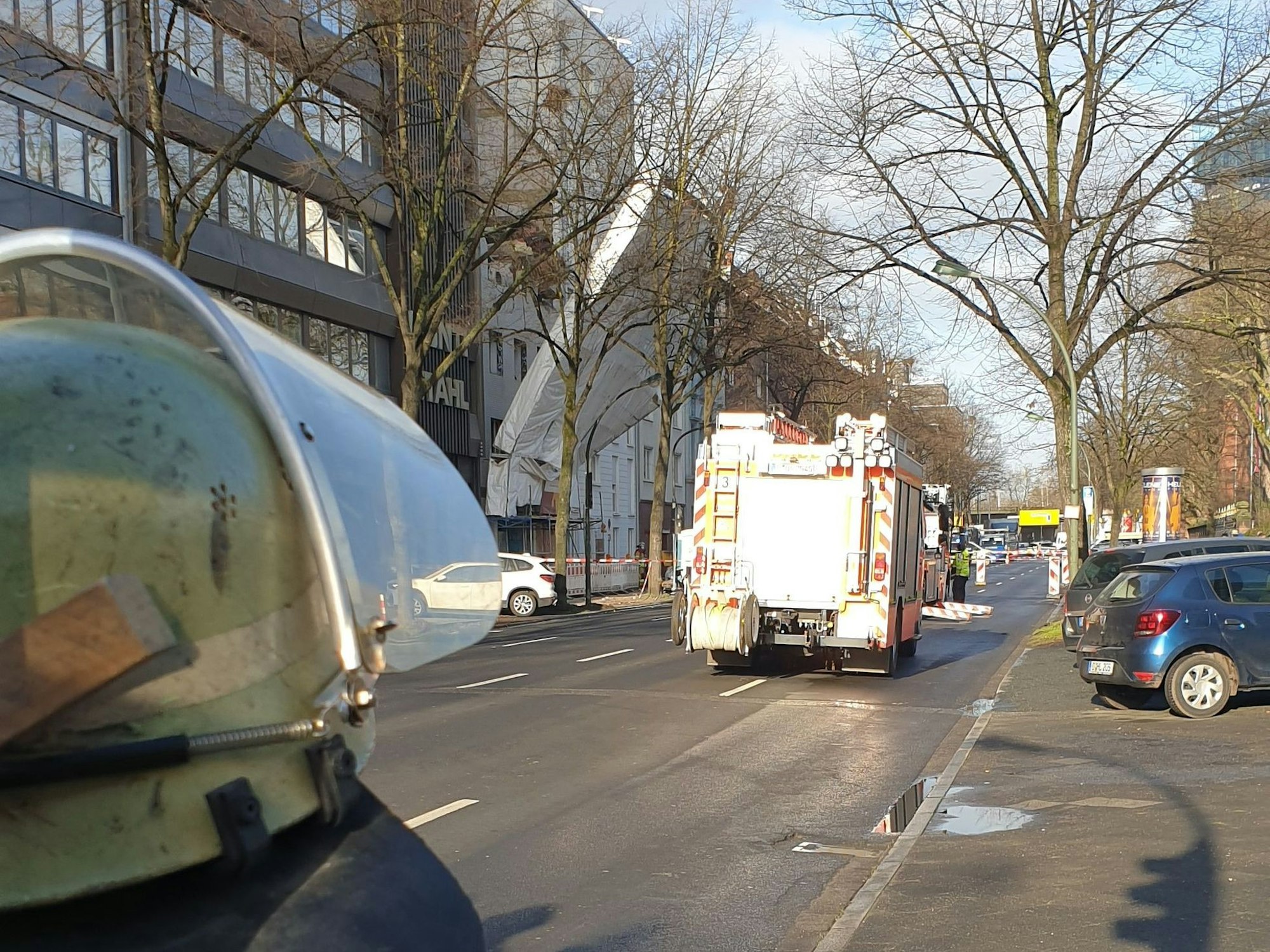 In der Roßstraße in Düsseldorf-Derendorf hat sich ein Baugerüst teilweise von einem Gebäude gelöst.