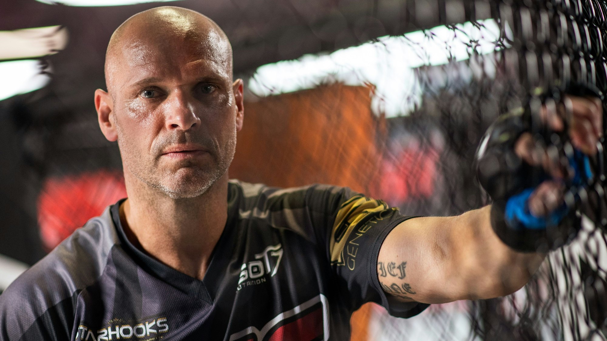 Nordrhein-Westfalen, Düsseldorf: Der ehemalige Bundesliga-Fußballer Thorsten Legat steht während des Trainings im Käfig.