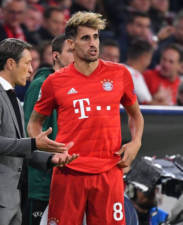 Niko Kovac spricht mit Javi Martinez an der Seitenlinie.