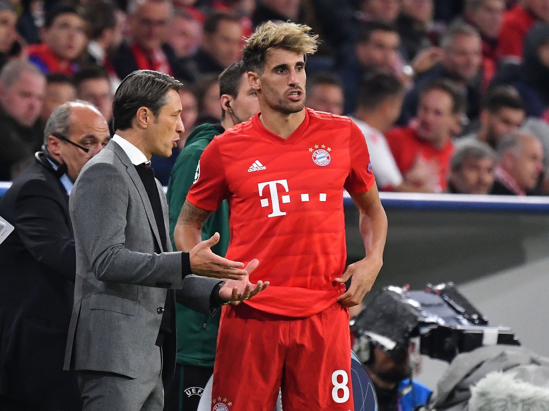 Niko Kovac spricht mit Javi Martinez an der Seitenlinie.