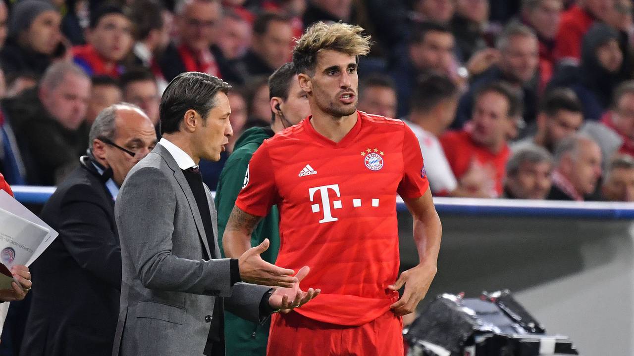 Niko Kovac spricht mit Javi Martinez an der Seitenlinie.