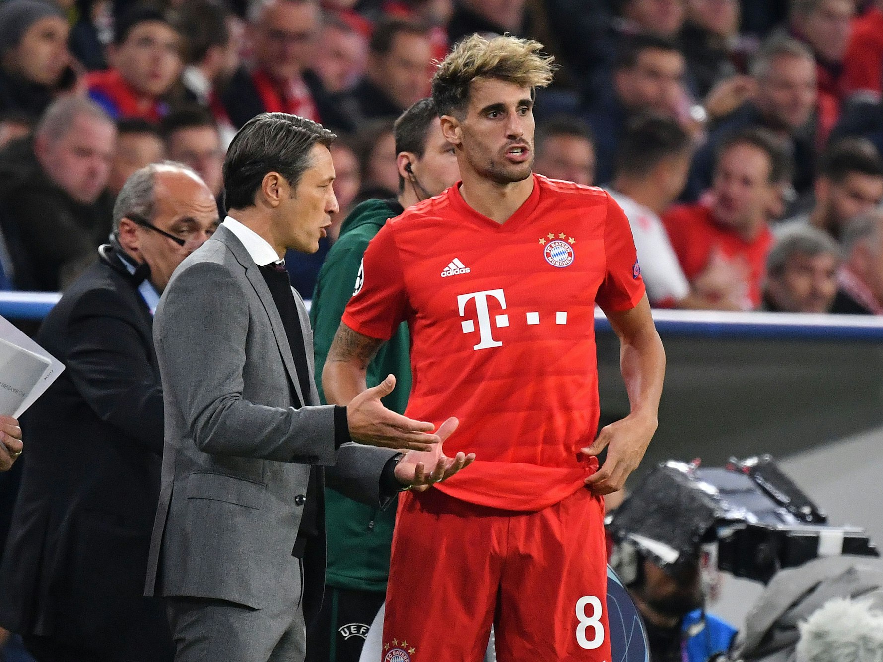 Niko Kovac spricht mit Javi Martinez an der Seitenlinie.