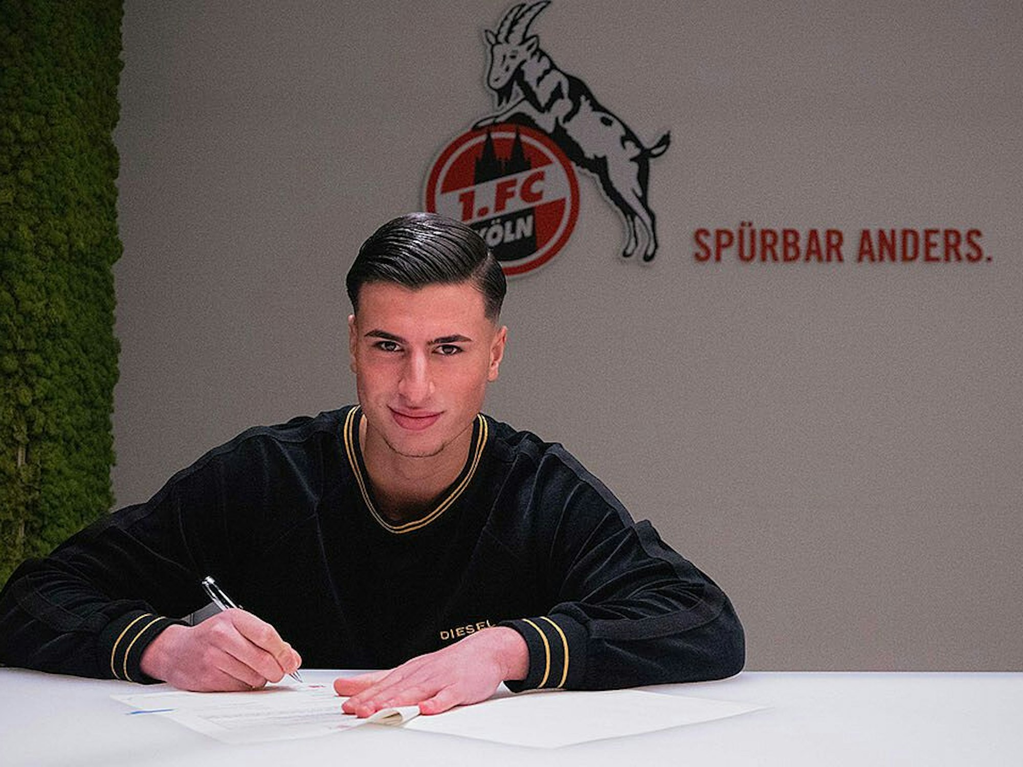 Arda Süne unterzeichnet seinen Vertrag beim 1. FC Köln.