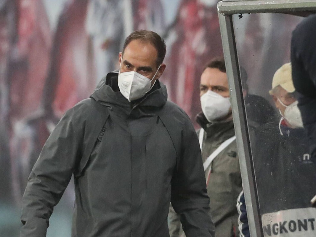 Vorstandsvorsitzender Oliver Mintzlaff von RB Leipzig steht an der Seitenlinie.