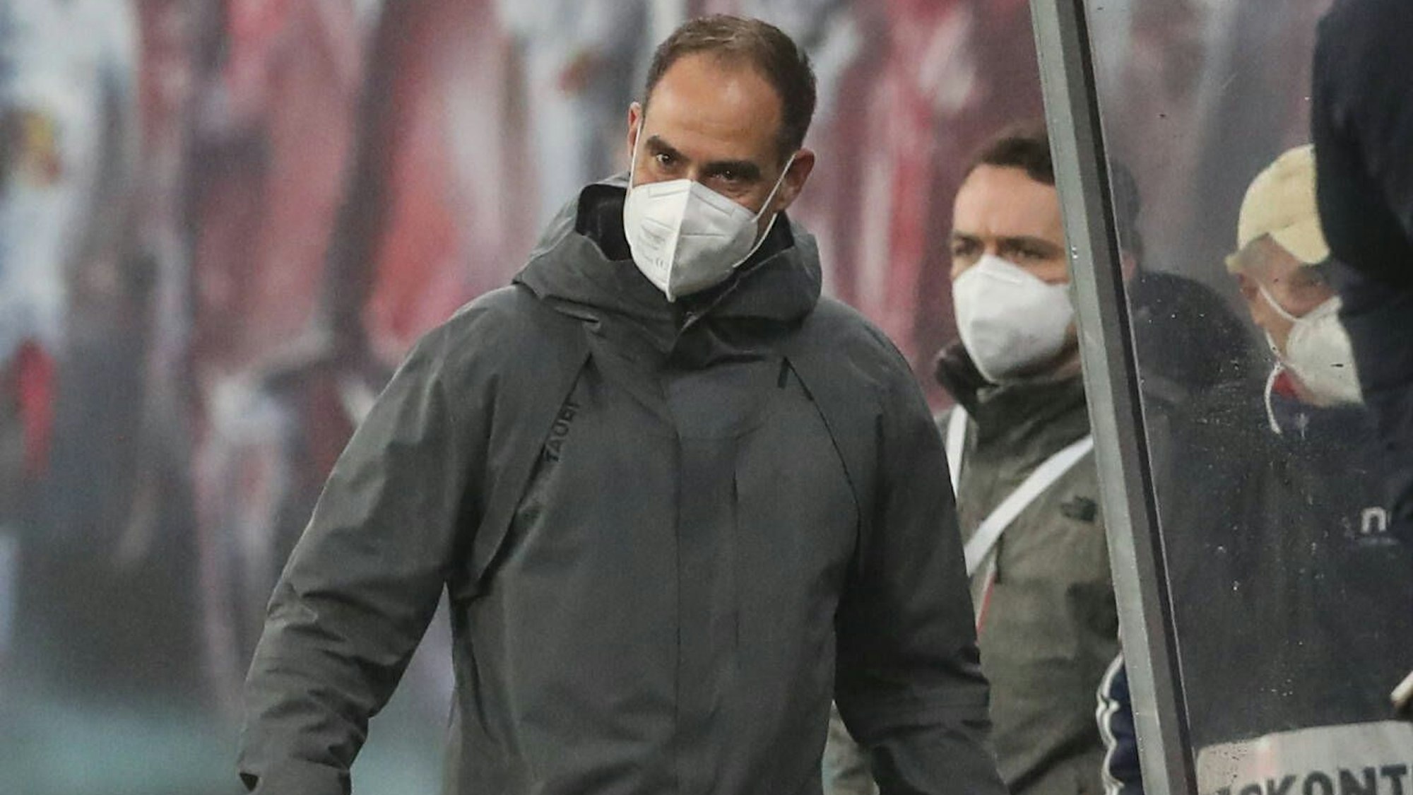 Vorstandsvorsitzender Oliver Mintzlaff von RB Leipzig steht an der Seitenlinie.