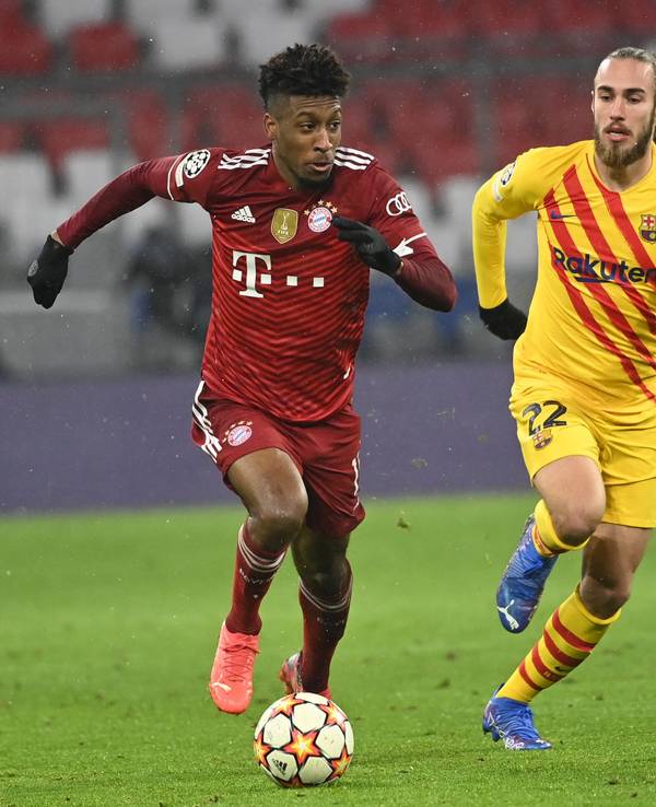 Bayerns Kingsley Coman (l) im Laufduell mit Barcelonas Abwehrspieler Oscar Mingueza.