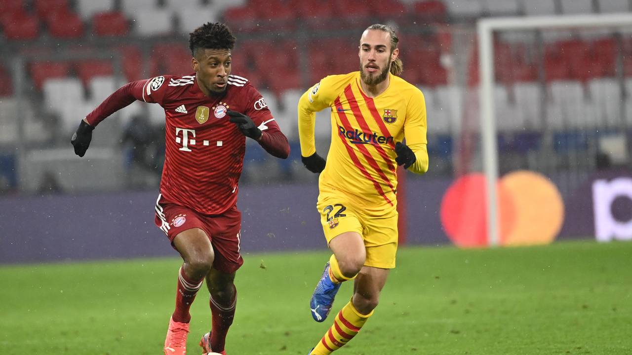 Bayerns Kingsley Coman (l) im Laufduell mit Barcelonas Abwehrspieler Oscar Mingueza.