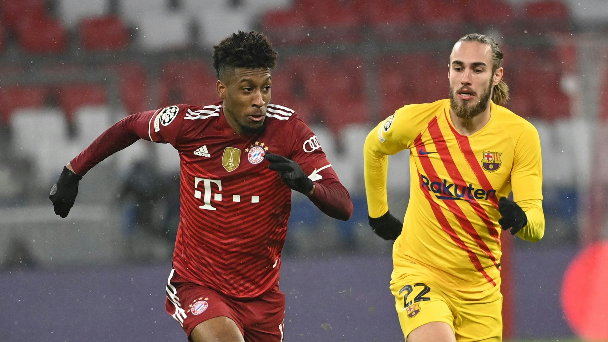 Bayerns Kingsley Coman (l) im Laufduell mit Barcelonas Abwehrspieler Oscar Mingueza.