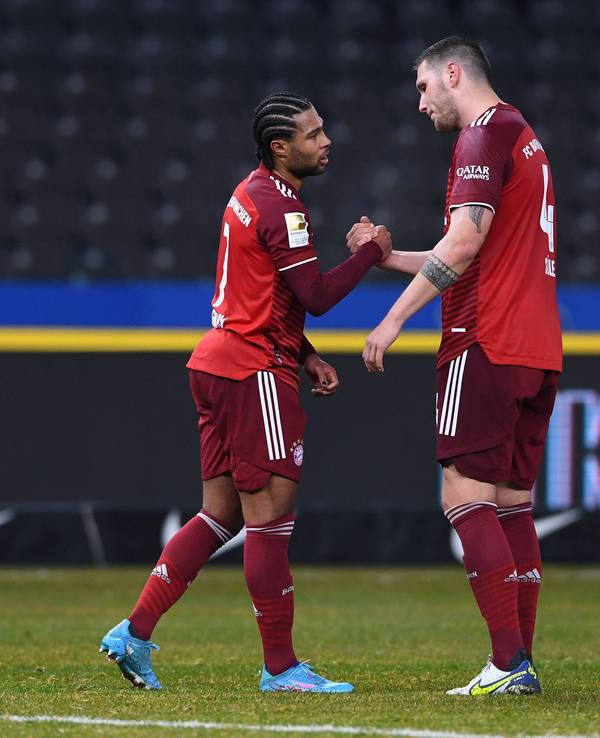 Serge Gnabry und Niklas Süle feiern ein Tor des FC Bayern.
