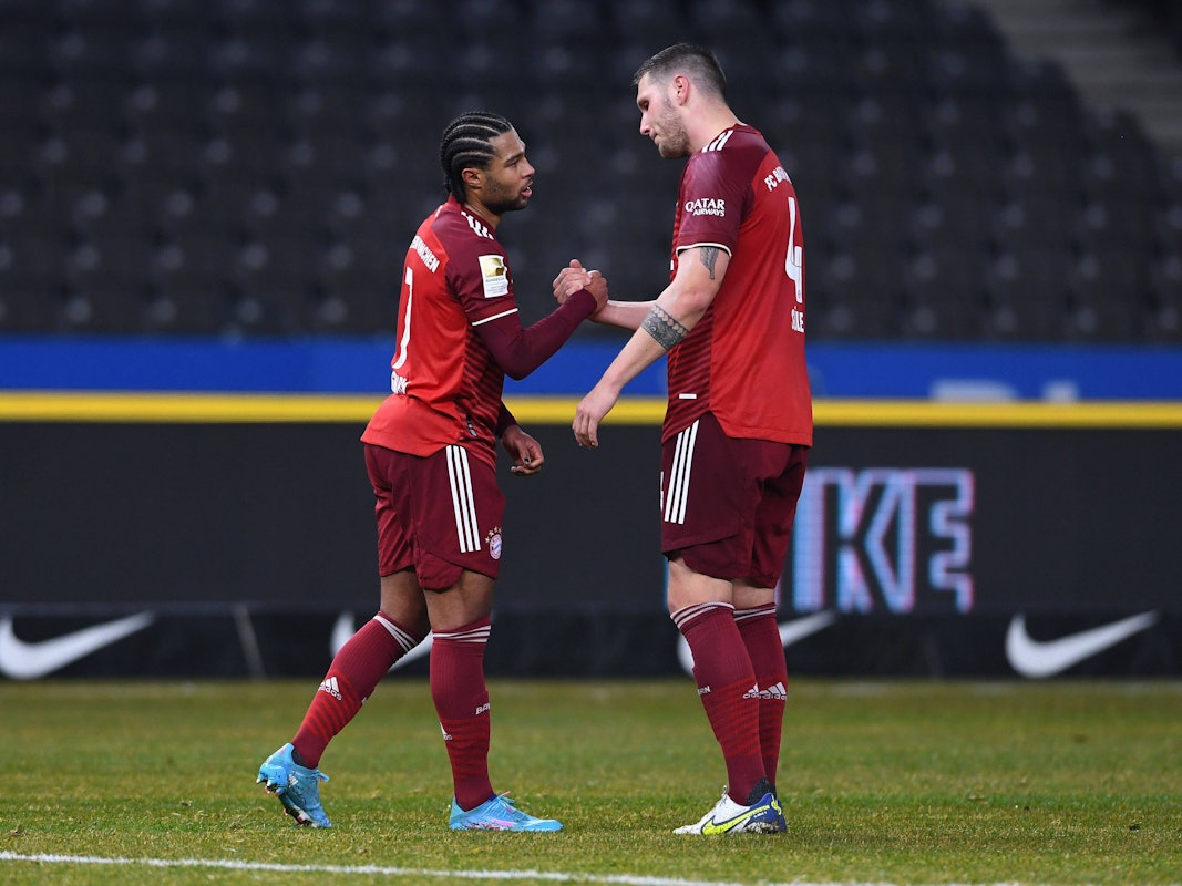 Serge Gnabry und Niklas Süle feiern ein Tor des FC Bayern.