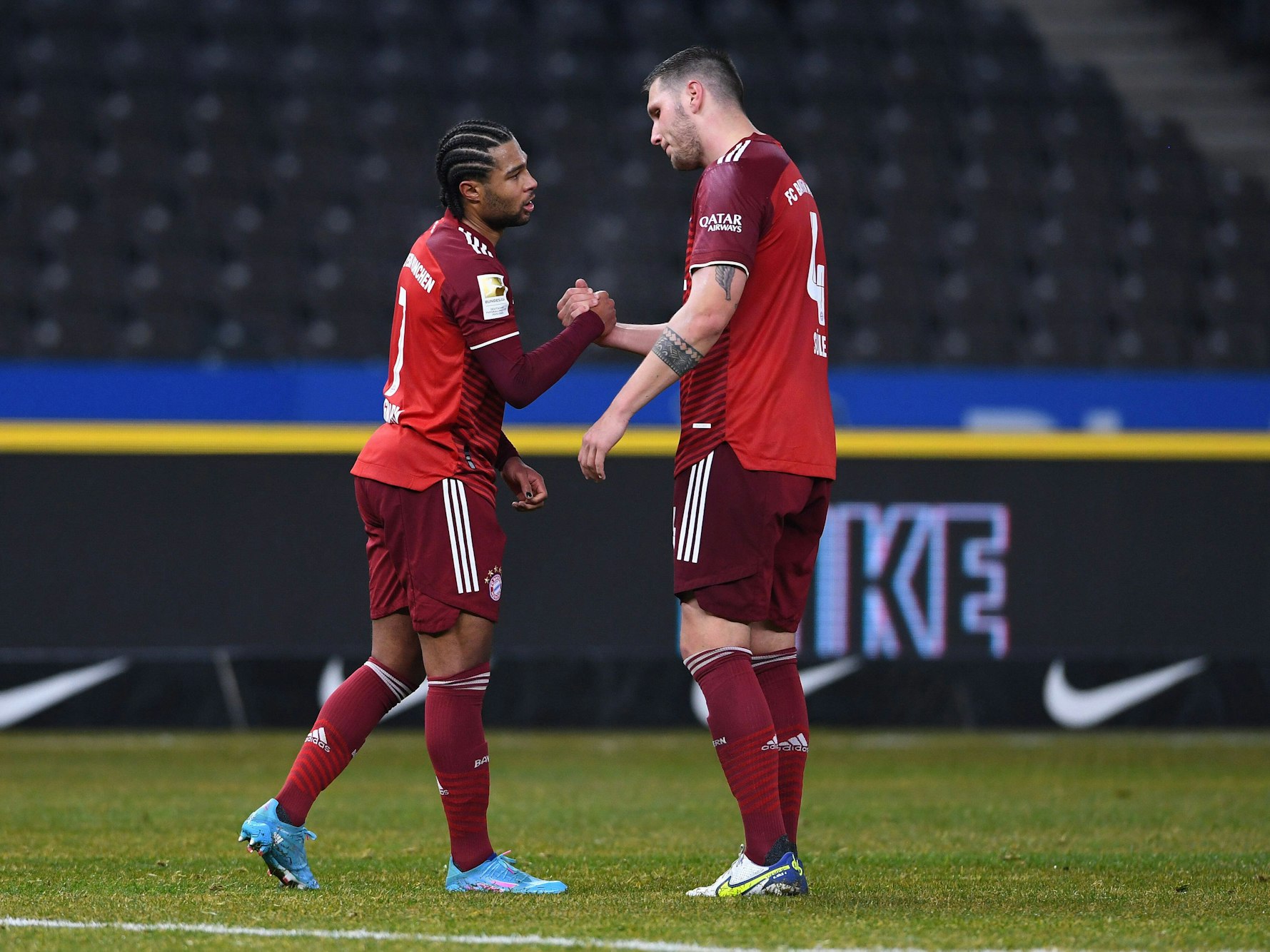Serge Gnabry  und Niklas Süle  feiern ein Tor des FC Bayern.