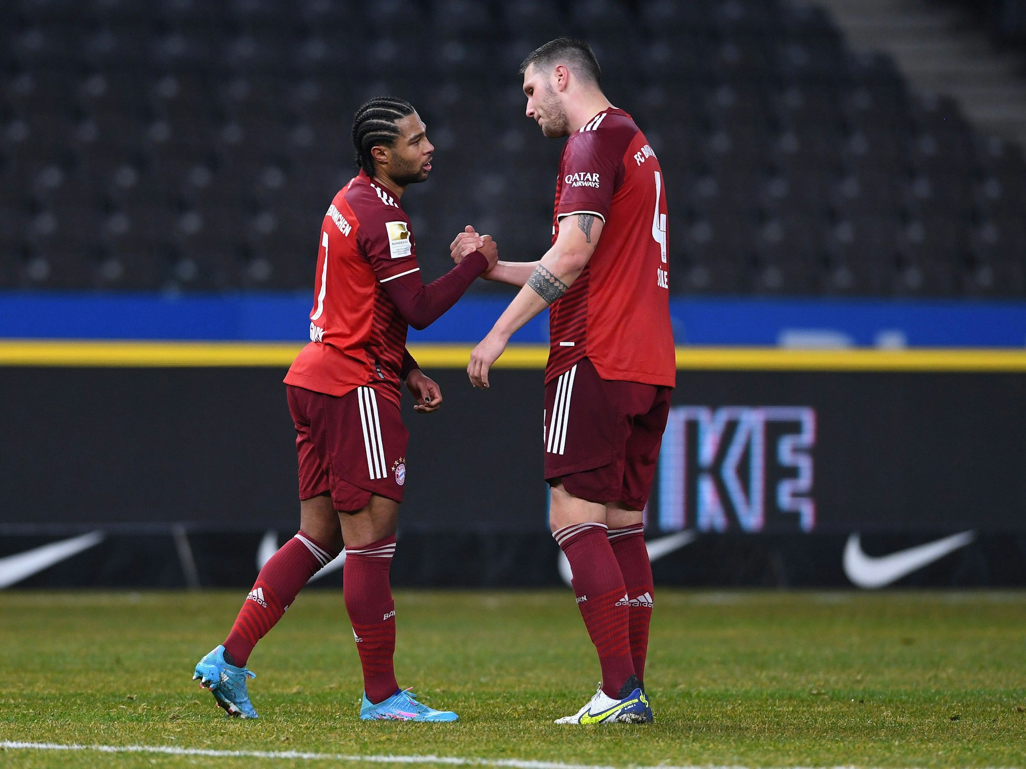 Serge Gnabry und Niklas Süle feiern ein Tor des FC Bayern.