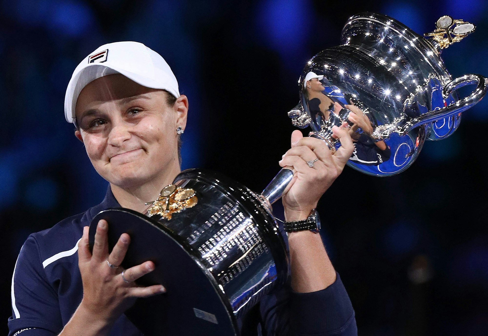 Ashleigh Barty posiert mit der Trophäe