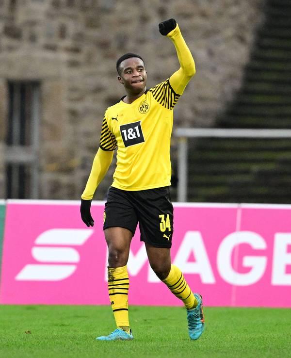 Torjubel zum 2:0 durch Youssoufa Moukoko für Borussia Dortmund.