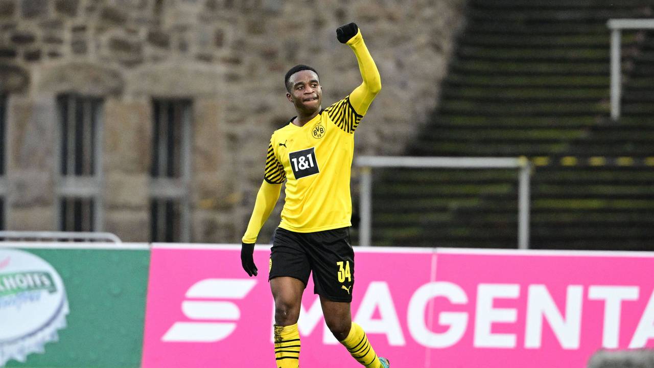 Torjubel zum 2:0 durch Youssoufa Moukoko für Borussia Dortmund.