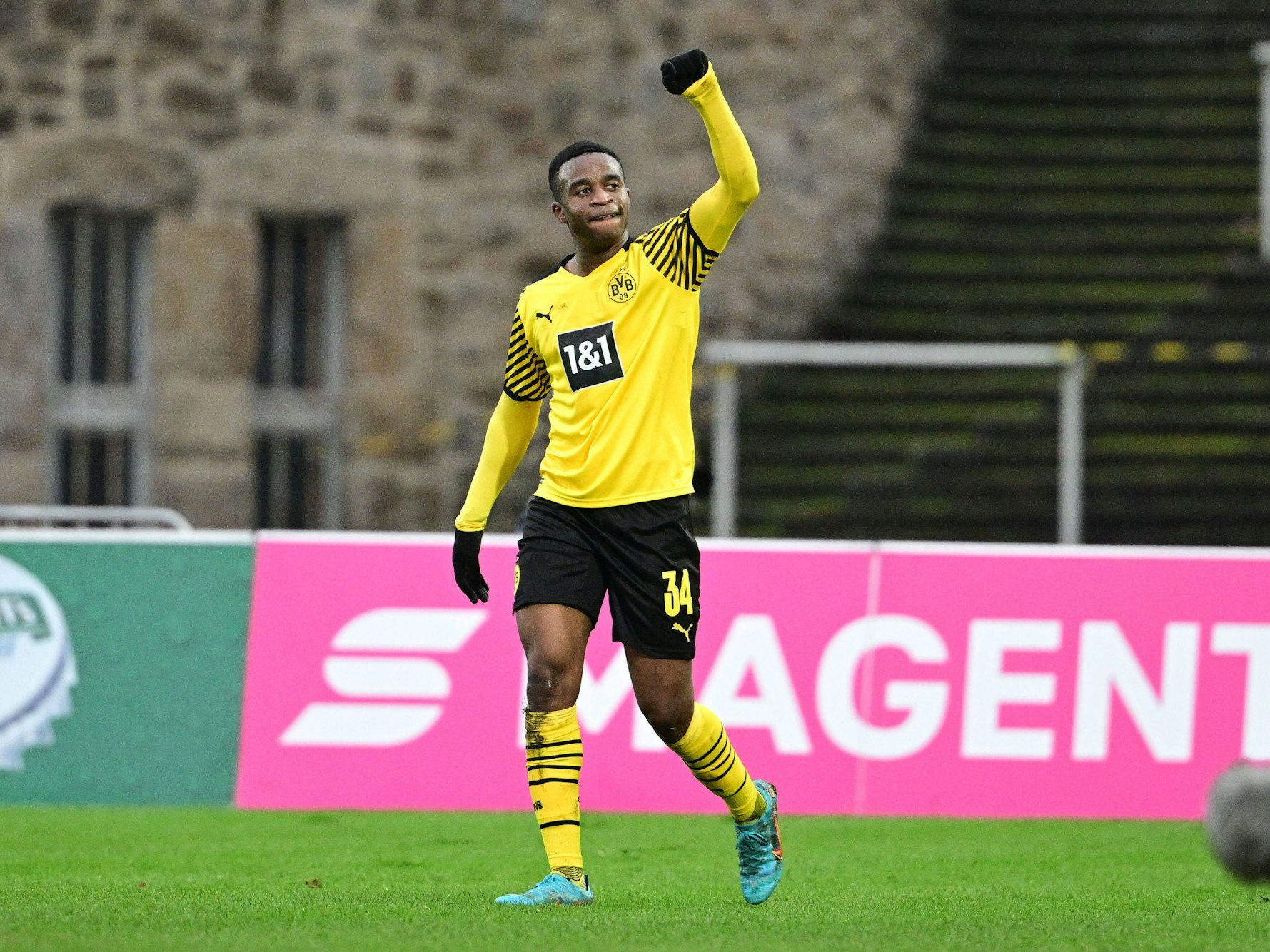 Torjubel zum 2:0 durch Youssoufa Moukoko für Borussia Dortmund.